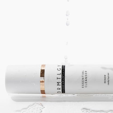 Essential Facial Cleanser – Limpeza Facial Suave para Mulheres e Homens com Peptídeos Anti-Envelhecimento  DRMTLGY - DRMTLGY