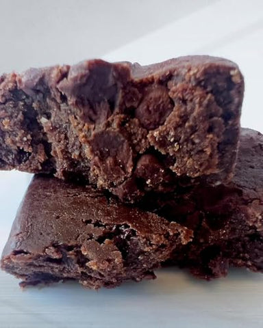 100Cal - Barras de Proteína 100 CAL SNACKS Sabor Chocolate Brownie, Barras de Lanche Natural, Lanches Saudáveis Deliciosos, Sem Adição de Açúcar, Amigáveis ao Intestino, Lanches Keto com Baixo Teor de Carboidratos 2g. Alta Proteína