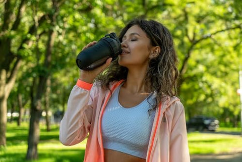 Tumbler Cooler Shaker – Garrafa e Copo para Shake de Proteína e Smoothie, 700 ml – Copo Liquidificador sem Lâmina Mistura Frutas Cruas sem Esfera de Mistura – Mixer em Pó para Pré-Treino - SHAKESPHERE