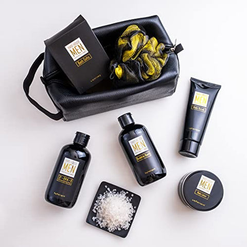 Yard House - Conjunto de Cestas de Presente de Spa para Banho e Corpo para Homens – Sândalo Âmbar – Kit de Spa de 7 Peças com Itens em Tamanho Real em Bolsa de Higiene em Couro – Presentes de Dia dos Pais e Aniversário para Marido, Pai da Esposa