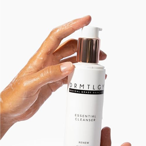 Essential Facial Cleanser – Limpeza Facial Suave para Mulheres e Homens com Peptídeos Anti-Envelhecimento  DRMTLGY - DRMTLGY