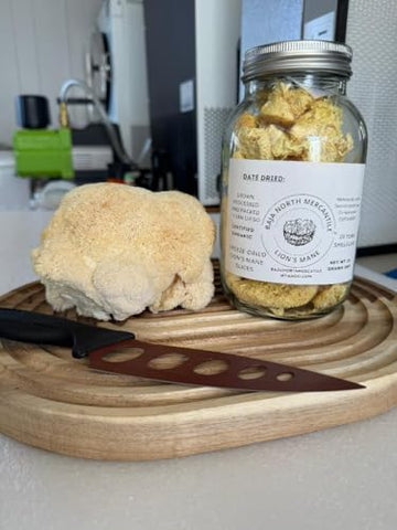 Baja North Mercantile - Cogumelos Lion’s Mane em fatias desidratadas por congelamento. Pote grande de 25g. Ótimo para chá ou pó. Pode ser reidratado e cozido ou usado como suplemento herbal. USDA