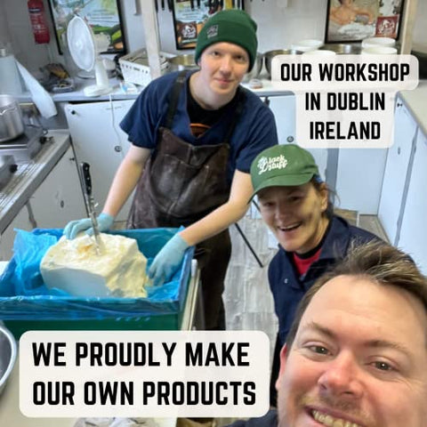 The Black Stuff - Sabonete Orgânico Natural – Pack com 3 Barras de Sabonete com Ingredientes Orgânicos e Óleos Essenciais – Artesanal, Perfumado para Homens – Sabonetes de Alcatrão de Pinheiro, Cedro Cítrico e Rum de Baía