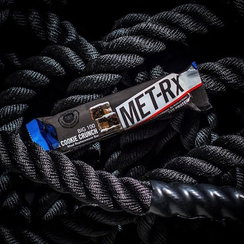 Grisa Box - MET RX Big 100 Colossal Barras de Proteína ~ Super Cookie Crunch 100g cada, (8 barras no total) substituto de refeição (2 Caixas) Pacote com 2 Pulseiras de Suor Brancas