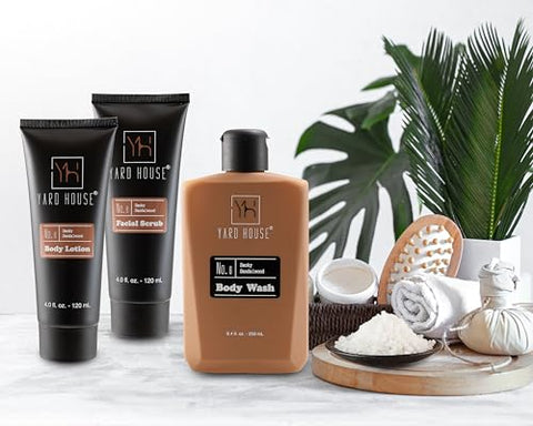 Yard House - Conjunto de Presente de Banho e Corpo de Luxo para Homens – Sandalwood Defumado – Kit de Cuidados com a Pele Natural para Homens c/ Sabonete Líquido, Esfoliante Facial, Loção Corporal, Desodorante em Couro