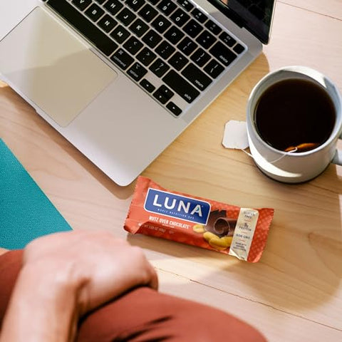 Luna Bar - Barra de LUNA – Sabor Nutz Over Chocolate – Sem Glúten – Não-OGM – 7-9g Proteína – Feito com Aveia Orgânica – Baixo Índice Glicêmico – Barras de Lanche de Nutrição Completa – 1,69 oz (15 Unidades)