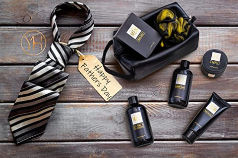 Yard House - Conjunto de Cestas de Presente de Spa para Banho e Corpo para Homens – Sândalo Âmbar – Kit de Spa de 7 Peças com Itens em Tamanho Real em Bolsa de Higiene em Couro – Presentes de Dia dos Pais e Aniversário para Marido, Pai da Esposa