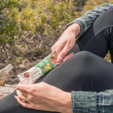 NuGo - Nugo Slim Chocolate Amargo Menta, 18g Proteína Vegana, 3g Açúcar, 6g Fibra, Baixo Carboidrato Líquido, Amigo do Keto, Sem Glúten, 24 Unidades